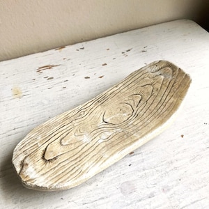 Op de afbeelding: Set van drie keramische mokken met een gespikkelde, matte afwerking. De mokken zijn in crème, lichtgrijs en donkergrijs. Elk heeft een eenvoudig, minimalistisch ontwerp.