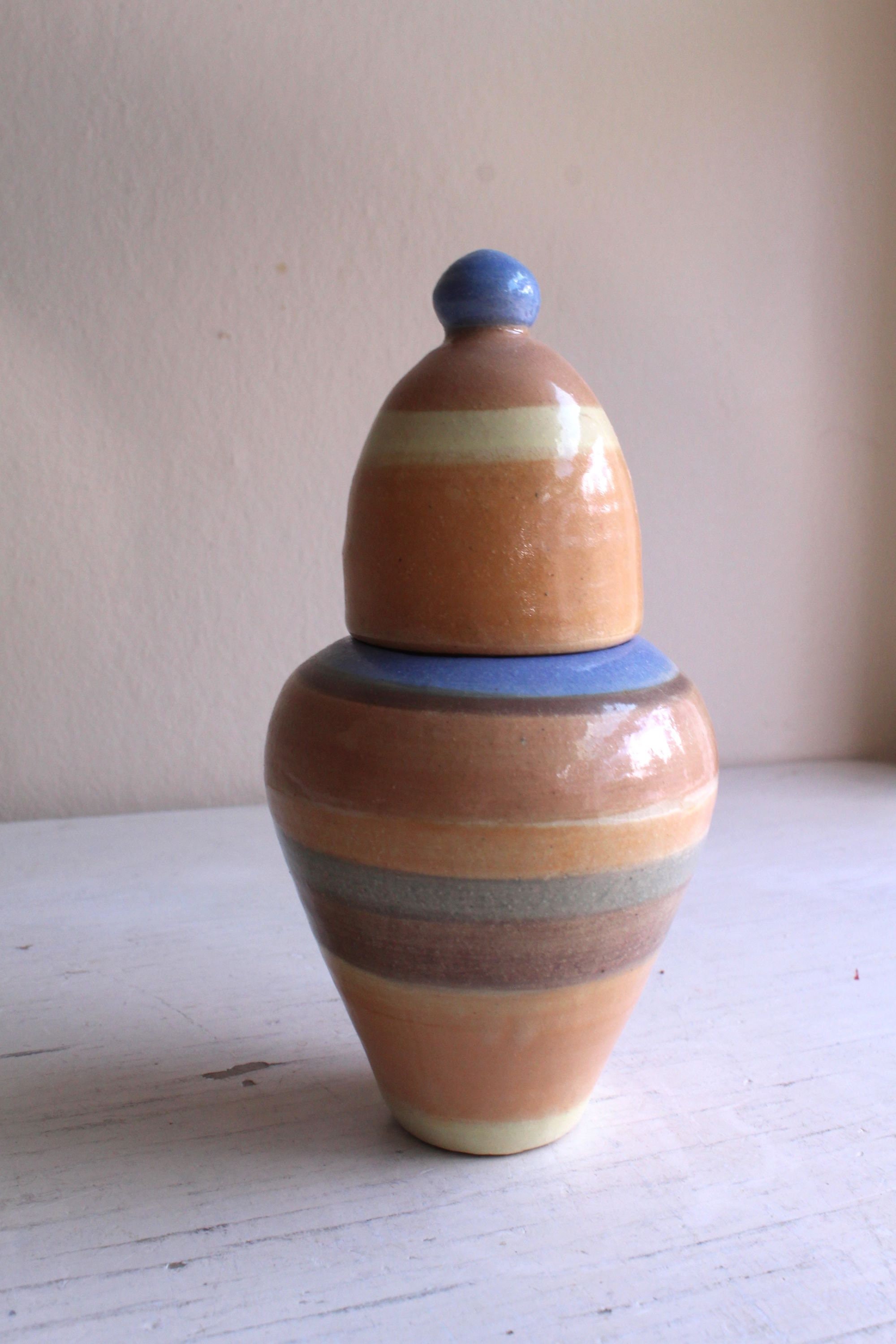 くろくろ ろくろ成形の陶器蓋付き瓶：縞模様の白土、オレンジ、青、茶色 - Etsy 日本