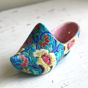 Regalo de boda georgiano: Longwy, Francia: figurita de zapato de sabot con revestimiento de tubo de cerámica con craquelado floral en el interior