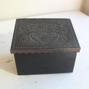Conservación de recetas familiares: caja rústica de hojalata perforada con tapa abatible para cocina, años 80