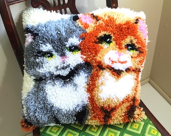 Grandma Core: handgemaakte pop-art kittens met garen verslaafd sierkussenhoes ritssluiting