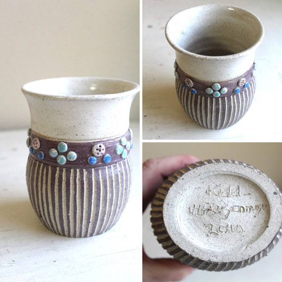 スタジオ陶芸のろくろで成形したスクラフィトストライプの花瓶（ドット