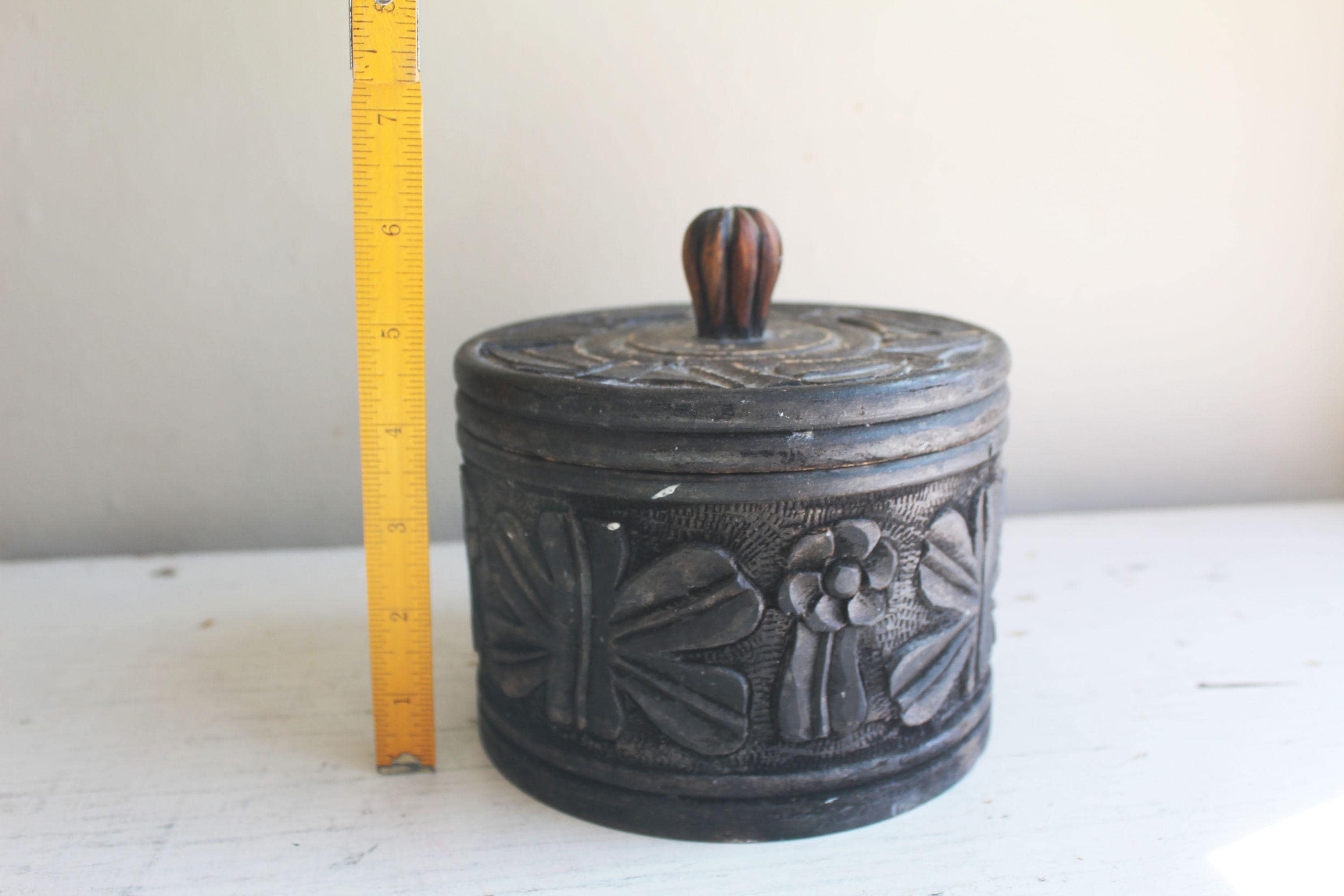 Pudełko do przechowywania z rzeźbionego drewna: okrągłe, z