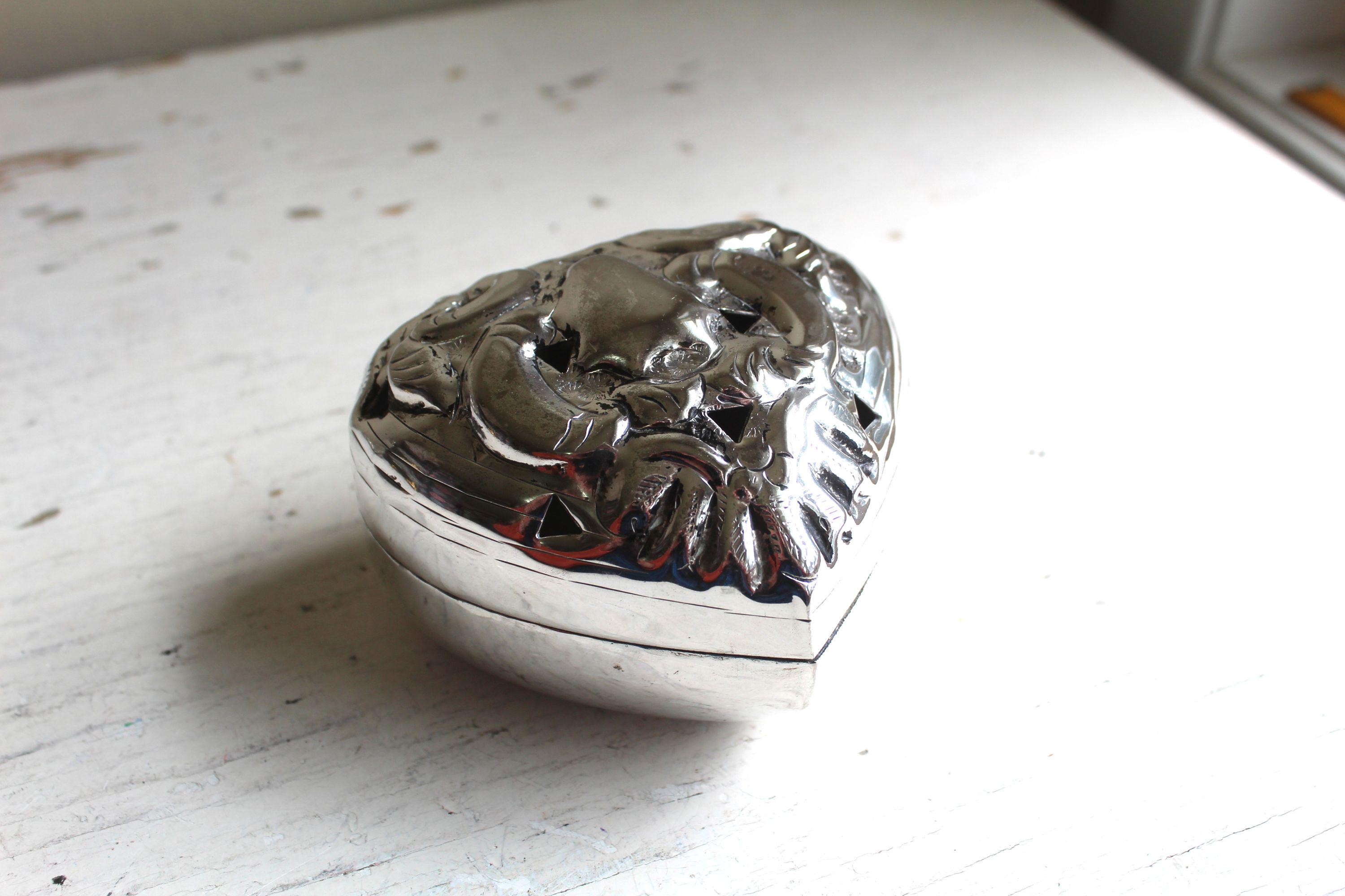 ヴィンテージ シルバープレート ハート ボックス：打ち出し蓋付き