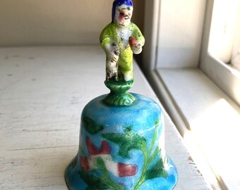 Traditionell kinesisk emaljklocka med odödlig figur på toppen