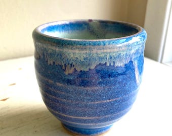 Taza de té Yunomi de cerámica artesanal, con esmalte azul con efecto goteo.