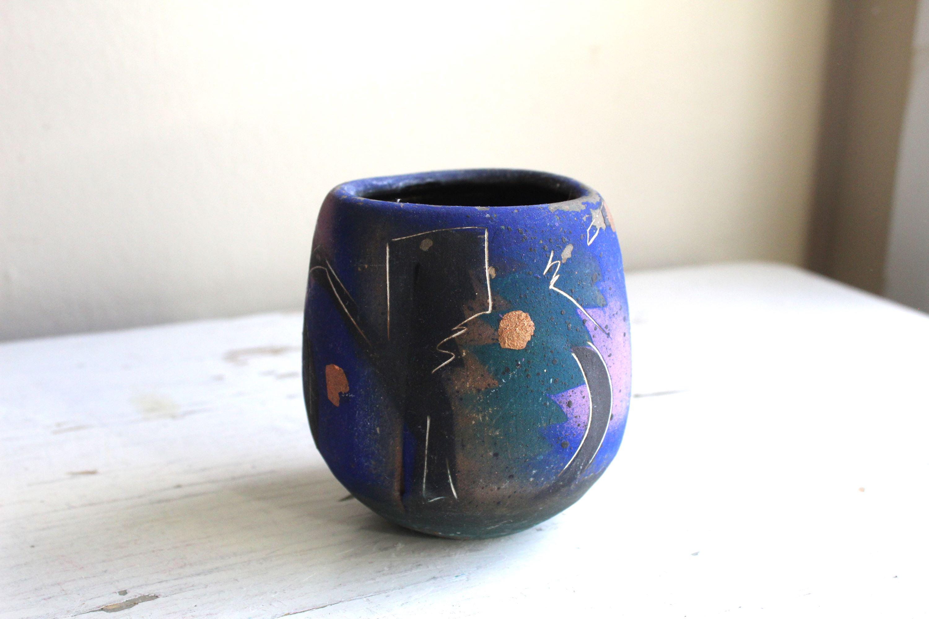 黒と青の渦巻き模様の陶器花瓶 ニューウェーブスタジオ陶芸ろくろ成形楽焼花瓶エアブラシ仕上げ