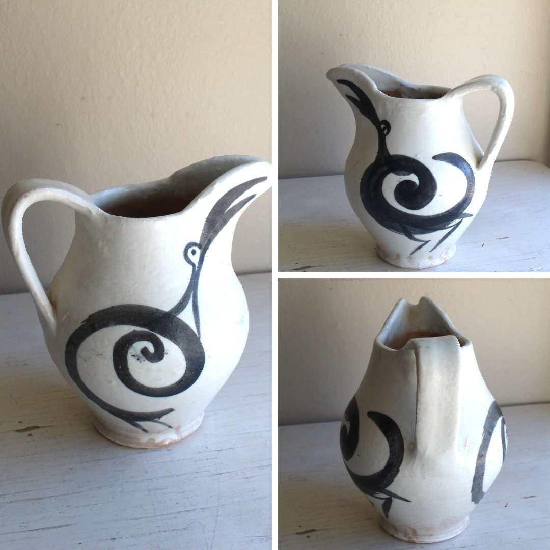 手描き陶器ピッチャー 蓋付き 手描き陶器ピッチャー、鳥のモチーフ