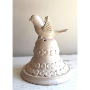 Ligereza del Alma: Campana de boda rústica beige con forma de pájaro y paloma, hecha a mano en cerámica guatemalteca torneada a mano