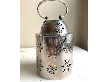 Luz de invierno: Portavelas de plata, farol colgante con forma de copo de nieve.