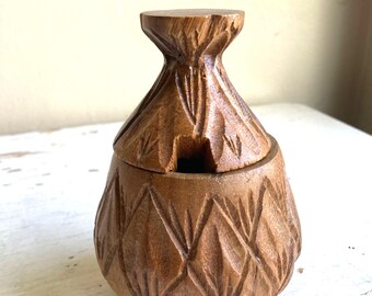 Decoración de mesa Tiki: Salsera y azucarero de madera tallada.