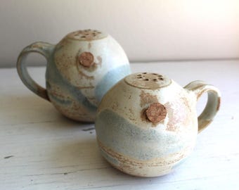 スタジオ陶芸のろくろで成形したスクラフィトストライプの花瓶（ドット