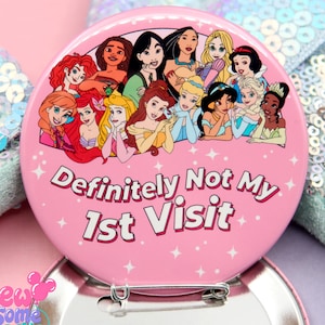 Dit is absoluut niet mijn eerste bezoek! Prinsessenfeestbutton, accessoire voor een groepsuitje naar het park, souvenir voor frequente bezoekers.
