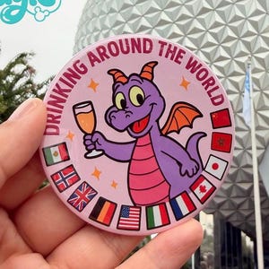 Speldje met de tekst "Drinking Around the World" - Figment-geïnspireerde EPCOT-speld - Leuke 7,5 cm Disney-reisbadge voor volwassenen - Speldje met parkthema - Disney-speldje