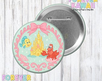 Coquette Seashell Castle Button - op de kleine zeemeermin geïnspireerde pin - outfit accessoire Flounder & Crab Park - handgemaakt verzamelobject in Disneybound