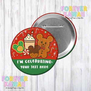 Peut inclure: Un bouton rond avec un design rouge et vert représentant un bonhomme en pain d'épices, une boisson à la crème fouettée et une pâtisserie en forme de Mickey Mouse. Le texte "I'M CELEBRATING: YOUR TEXT HERE" est affiché. Le bouton a un dos en métal.