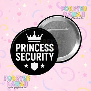Może przedstawiać: Czarna przypinka z białym napisem "PRINCESS SECURITY", białą koroną, tarczą i gwiazdami. Przypinka jest okrągła i ma agrafkę. Tło jest różowe z napisem "FOREVER KAWAII".