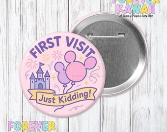 Spilla divertente per viaggio Disney, spilla per prima visita, scherzo, spilla per vacanza Disney, spilla per outfit da parco a tema, spilla per festeggiare il viaggio Disney