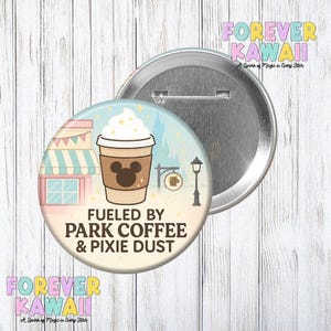 Fueled by Park Coffee & Pixie Dust-knapp för firande – Kaffeälskarepresent, Pin till huvudgatan, Disneybound-tillbehör, söt magisk morgonpin