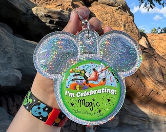 Silbernes Glitzerndes Vinyl - Maus-Schlüsselanhänger für 3-Zoll-Buttons - Gestickter Ausweishalter - Rucksackanhänger - Freizeitpark-Accessoire