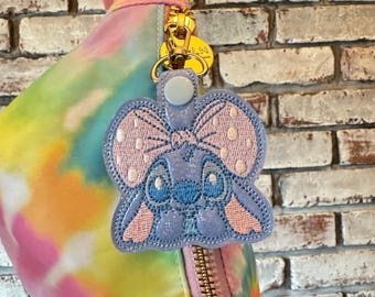 Big Bow Stitch Snap Tab Keychain – Pastel Disney Bag Charm with Bow – Kawaii Stitch Keychain – Lilo & Stitch Zipper Pull – Handmade Vinyl Ac