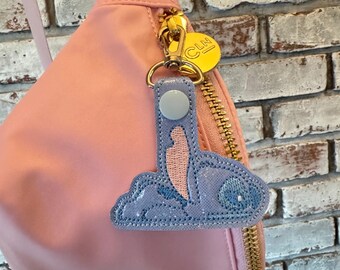 Tired Stitch Snap Tab Keychain – Pastel Disney Bag Charm with Bow – Kawaii Stitch Keychain – Lilo & Stitch Zipper Pull – Handmade Vinyl Acce