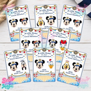 Op de afbeelding: Een verzameling van acht rechthoekige stickers met Disney-figuren in nautische kleding. Elke sticker toont de tekst A Little Sticker for Your Cruise Adventure, een illustratie van een scheepsdek en het veld FROM: ROOM 10568.