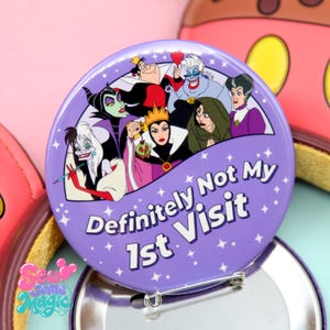 Dit is absoluut niet mijn eerste bezoek! Schurkenfeest-button, Boze Koningin Maleficent Ursula Cruella, accessoire voor een vakantie in een themapark met schurkenthema.