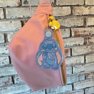 Stitch Snap Tab Schlüsselanhänger - Pastell Disney Taschenanhänger mit Schleife - Kawaii Stitch Schlüsselanhänger - Lilo & Stitch Zipper Pull - Handmade Viny