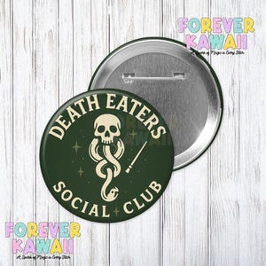 Può includere: Un bottone verde scuro con le parole "DEATH EATERS SOCIAL CLUB" in un design circolare. Il bottone presenta un'illustrazione di teschio, serpente e bacchetta in bianco. Il bottone misura circa 5 cm di diametro.