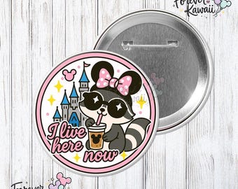 I Live Here Now-vieringsknop, knop grappig themapark, knop schattige wasbeerpark, knop vakantiereis, parkoutfitaccessoire