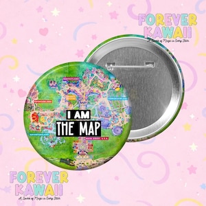 Puede incluir: Un botón redondo con un diseño de mapa de parque temático y el texto "I AM THE MAP". El botón tiene un mapa verde y colorido. Las palabras "FOREVER KAWAII" también son visibles.