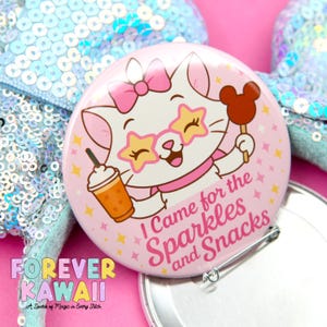 Ich bin wegen des Glitzers und der Snacks hier – Anstecknadel zur Parkfeier – Mädchenhafter Button – Disney-Button