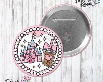 Pink Coquette Castle en koffie Celebration-knop, schattige parkknop, ijskoffie Disney-outfitaccessoire, girly-knop, schattige parkpin