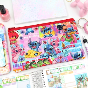 Może przedstawiać: Czerwona kosmetyczka zapinana na zamek błyskawiczny z kolorowym nadrukiem przedstawiającym Stitch i Angel z filmu Disneya Lilo & Stitch. Nadruk zawiera takie frazy jak "Aloha", "This is My Family", "Cute and Fluffy" i "Hello Nana".