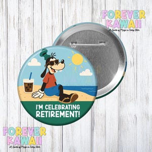 Könnte beinhalten: Ein runder Button mit einem Cartoon-Hund mit Sonnenbrille, der sich an einem Strand mit einem Getränk entspannt. Der Text "I'M CELEBRATING RETIREMENT!" ist zu sehen. Der Button hat eine Metallrückseite und der Text "FOREVER KAWAII" ist ebenfalls sichtbar.