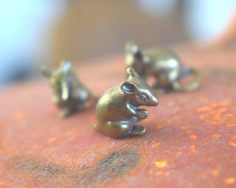 Mini Mouse Familiar Figurine – Solid Bronze Magical Spirit Animal Altar Ornament for Cleverness & Adaptability