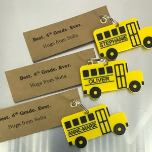 Lot de 12 étiquettes de sac personnalisées pour autobus scolaire, cadeau pour étudiants, faveurs de classe, cadeau de diplômé personnalisé, breloque pour sac mignon