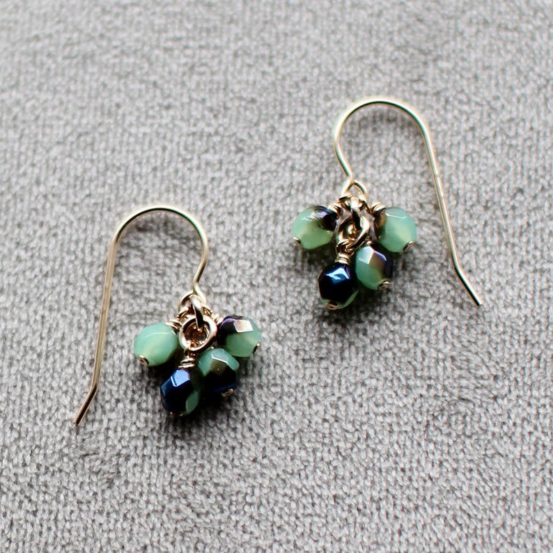 boucles d'oreilles porte-bonheur en bleu et vert boucles d'oreilles 14carors boucles d'oreilles à facettes faites à la main par elephantine image 3