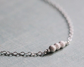 stellaire en métal argenté - collier de perles minuscules par Éléphantine