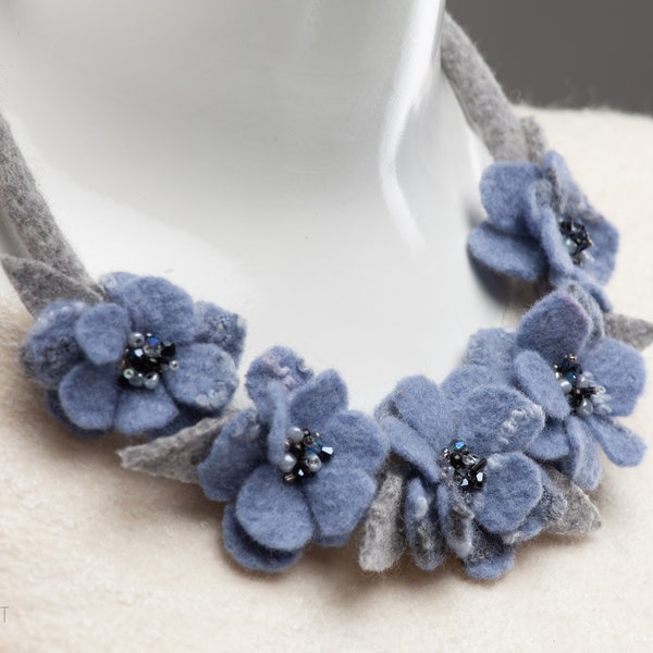 Collier collier, Collier fleurs bleues, Col feutre, Collier laine, Collier fleurs, Cadeau pour elle, Prêt à expédier