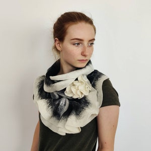 Sjaal Gevilte sjaal grijs en melkwit universele kleurencombinatie, zachte merinowol, sjaal voor vrouwen, handgemaakte sjaal