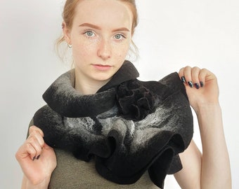 Scarf felt - Ruffled wavy collar - Black grey color - Soft merino wool - Gift under 50