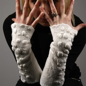 Calentadores de dedos - Calentadores de muñeca de fieltro - Guantes sin dedos de color blanco leche - Regalo para esposa - Calentadores de muñeca para bodas