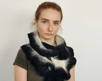 Foulard feutre - Col ondulé ébouriffé - Couleur blanc noir - Laine mérinos douce - Cadeau moins de 50 ans