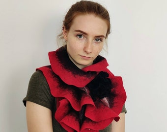 Scarf felt - Ruffled wavy collar - Passion Red color - Soft merino wool - Gift under 50