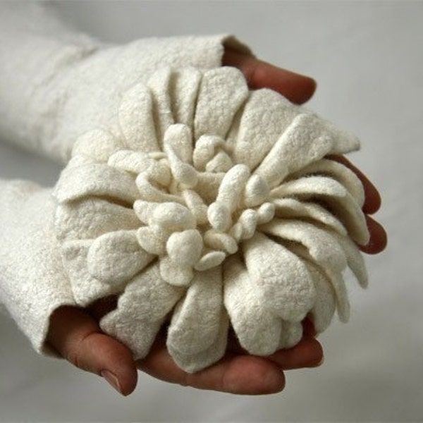 Broche feutrée - Broche fleur de dahlia feutrée à la main - Blanc laiteux