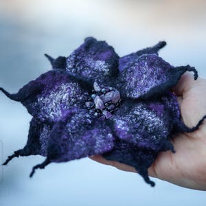 Felt brooch, Flower pin, Flower Lily Brooch, Hand felted brooch, Wool brooch, Wool Jewelry, Gift for her