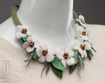 Necklace collar, White flowers necklace, Felt collar, Wool necklace, Flower necklace