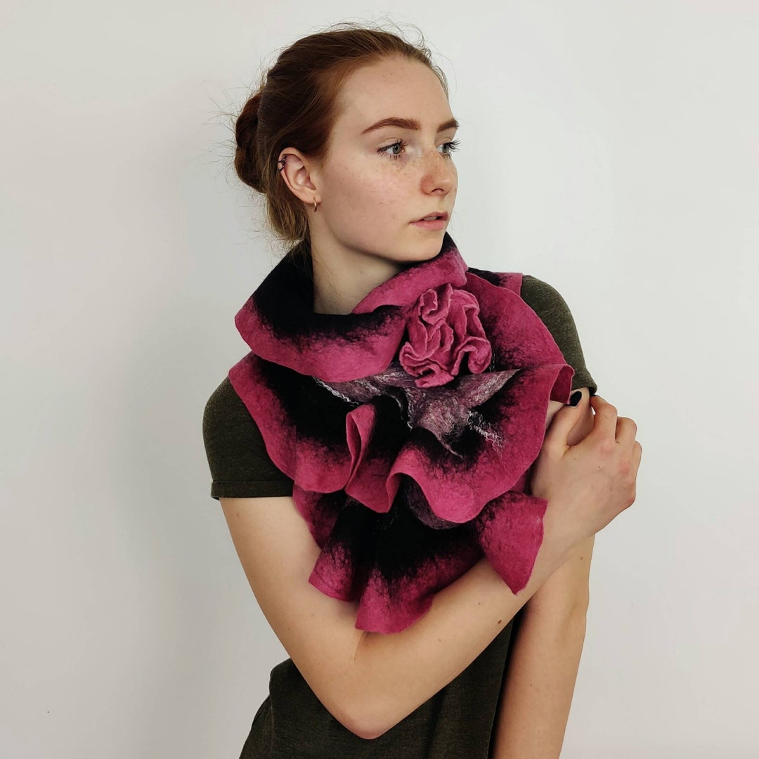 Scarf Felt Ruffled Wavy Collar Pink Black Color Soft Merino Scarflette